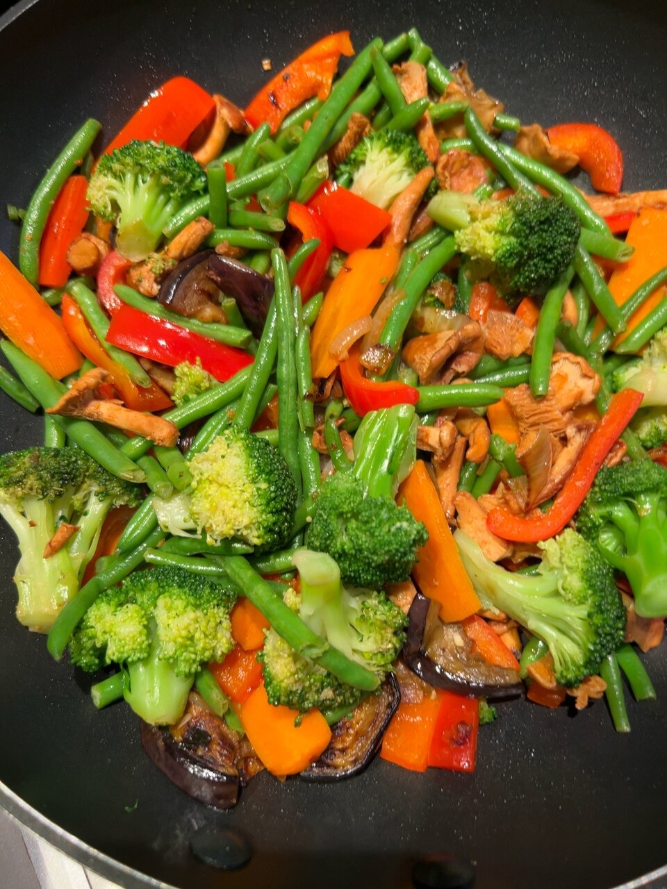 Buntes Wokgemüse mit Brokkoli, Bohnen, Paprika, Karotten und Aubergine