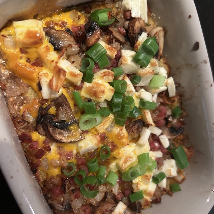 Fertige Smashed Potatoes mit Champignons, Zwiebeln, Ei, Käse und Frühlingszwiebeln