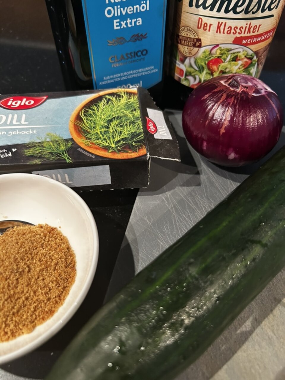 Salatgurke, rote Zwiebel, Dill, Essig, Olivenöl und Rohrohrzucker