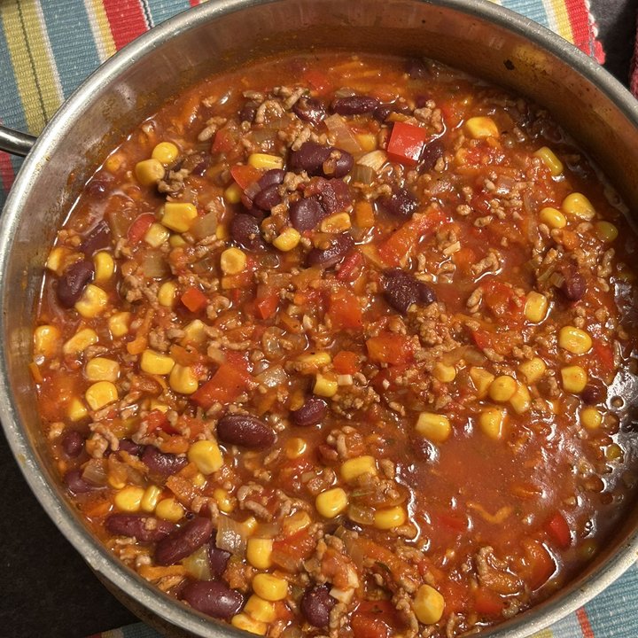 Fertiges Chili con Carne mit Hackfleisch, Kidneybohnen, Mais und roter Paprika in Tomatensauce