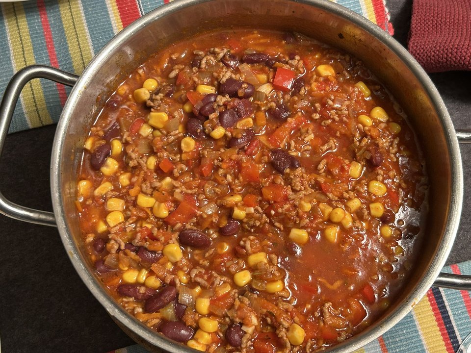 Fertiges Chili con Carne mit Hackfleisch, Kidneybohnen, Mais und roter Paprika in Tomatensauce