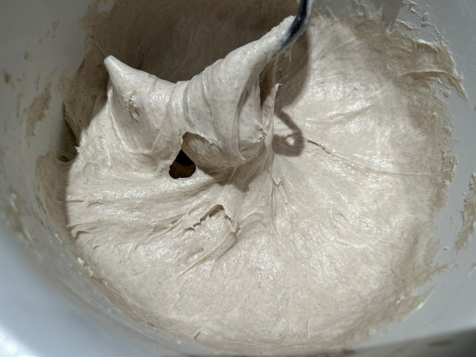Elastischer Weizen-Roggen-Teig mit sichtbarer Glutenstruktur am Knethaken