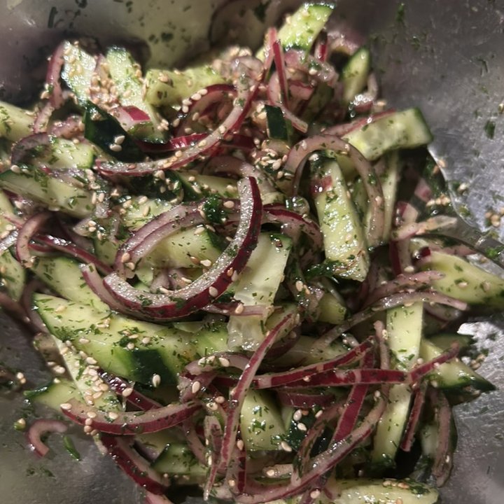 Gurkensalat mit Dill, feinen roten Zwiebeln und geröstetem Sesam